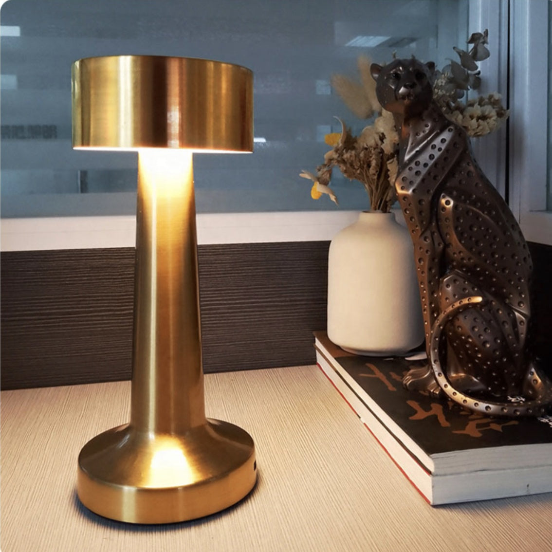 Moderne LED-Tischleuchte aus Metall