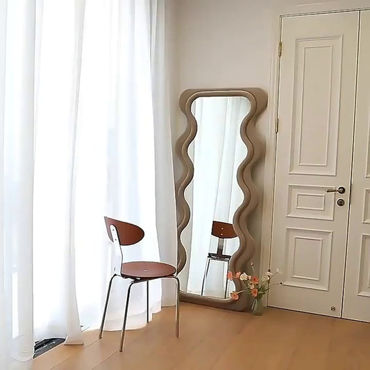 Gewellter Ganzkörper-Standspiegel