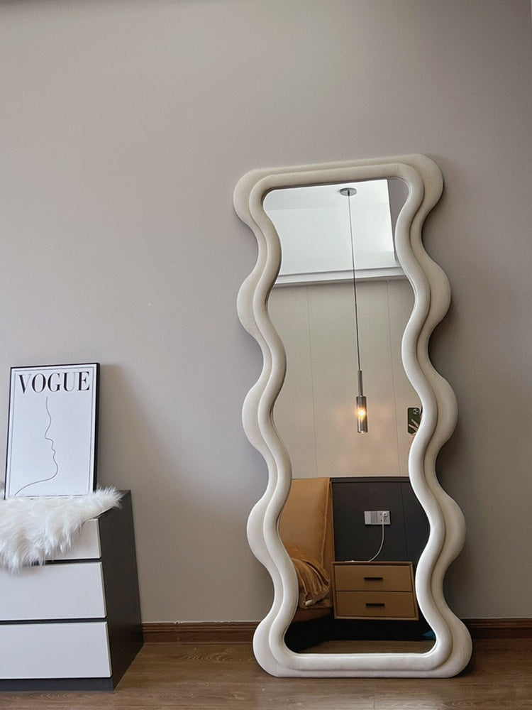 Gewellter Ganzkörper-Standspiegel